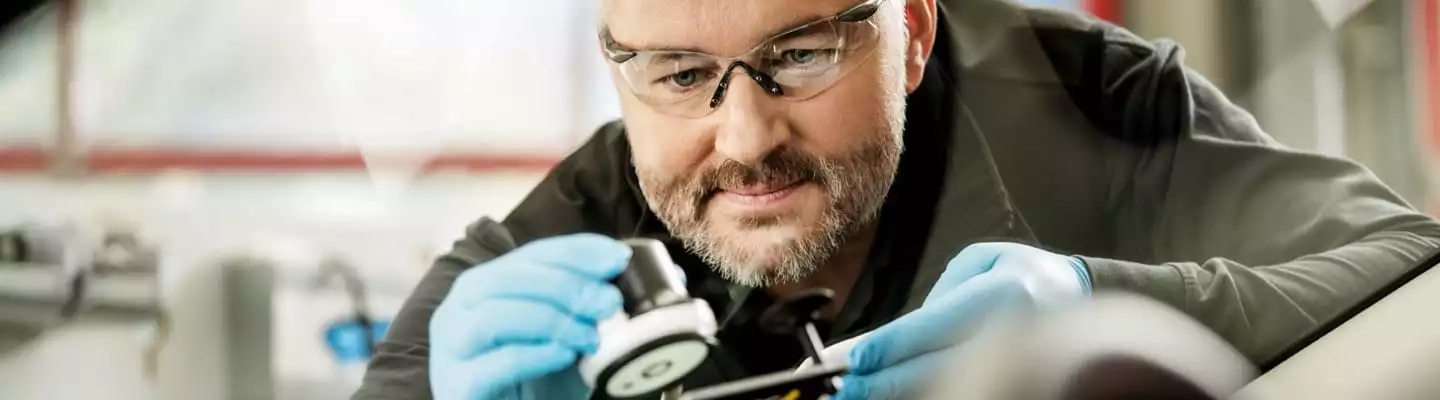 Monteur setzt Reparaturgerät auf Scheibe auf