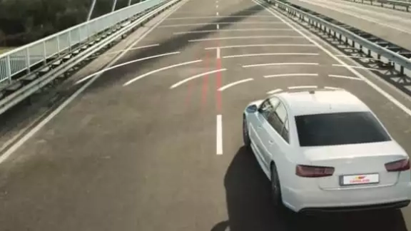 Straße mit Auto und Visualisierung von Sensoren des Autos
