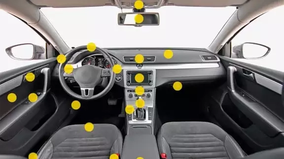 Fahrzeuginnenraum, auf dem grafisch dargestellt ist, welche Stellen desinfiziert werden