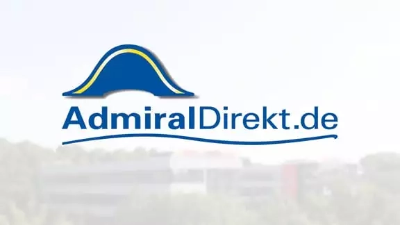 grau-weißer Hintergrund mit einem "AdmiralDirekt.de"-Schriftzug und einer blauen Welle über dem Wort "Admiral"