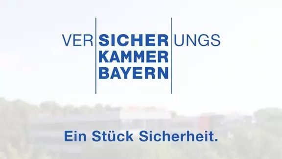 grau-weißer Hintergrund mit dem Schriftzug "Versicherungskammer Bayern" und der Unterschrift "Ein Stück Sicherheit."