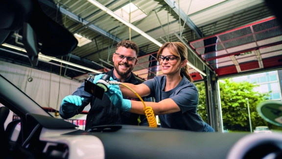 Carglass Mitarbeiter reparieren Steinschlag