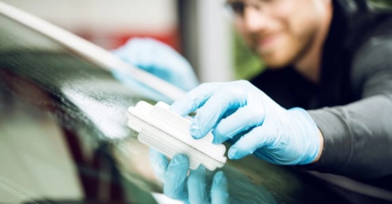 Carglass<sup>®</sup> Scheibenversiegelung – Wasser perlt ab, bessere Sicht bei Regen und Schmutz. Für klare Autoscheiben und mehr Sicherheit beim Fahren.