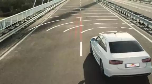Straße mit Auto und Visualisierung von Sensoren des Autos