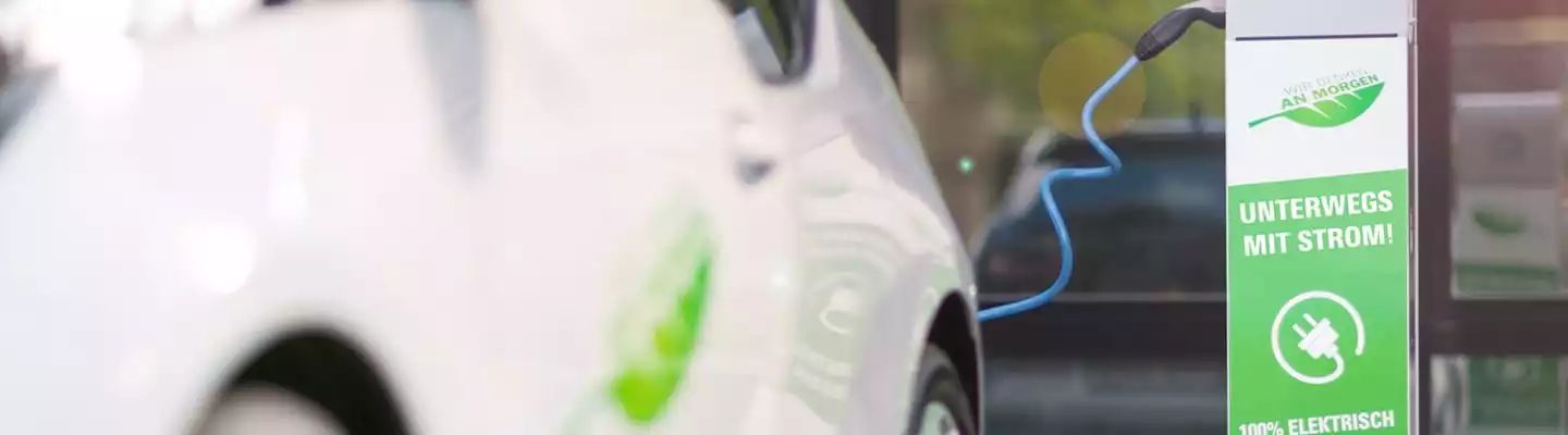 Elektroauto wird an Ladestation aufgeladen