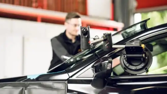 Windschutzscheibe wird ausgetauscht