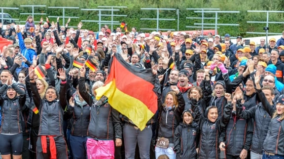 Foto von einer großen Menschengruppe beim Spirit of Belron Event.