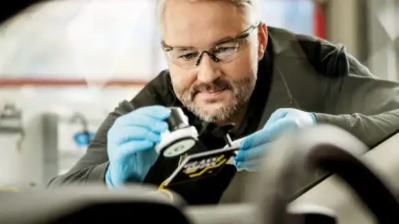 Mitarbeiter repariert Windschutzscheibe