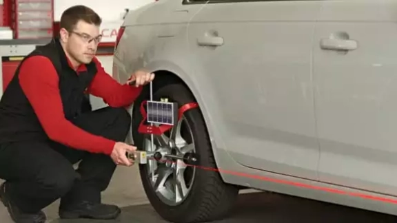 Carglass Mitarbeiter kalibriert ein Fahrzeug